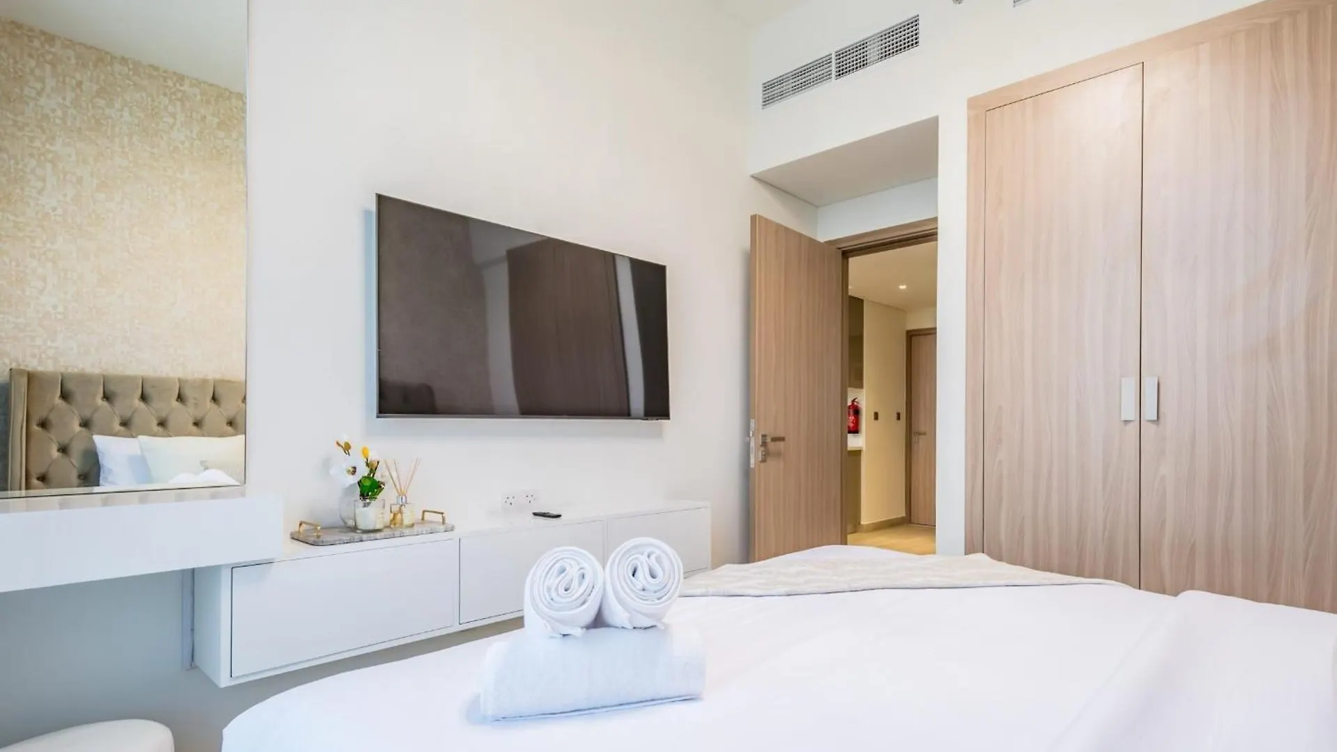 Vacay Lettings Charming Retreat Azizi Riviera Apartment Dubai